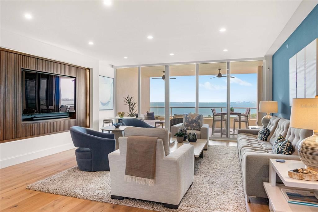 Под контрактом: $1,998,000 (3 спален, 3 ванн, 2550 Квадратных фут)