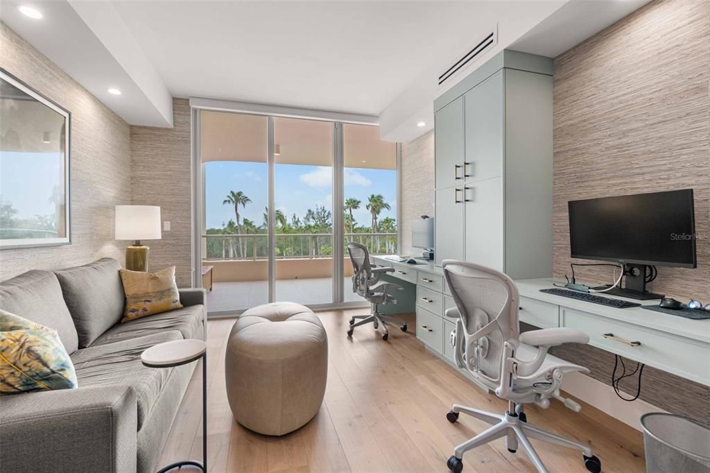 Под контрактом: $1,998,000 (3 спален, 3 ванн, 2550 Квадратных фут)