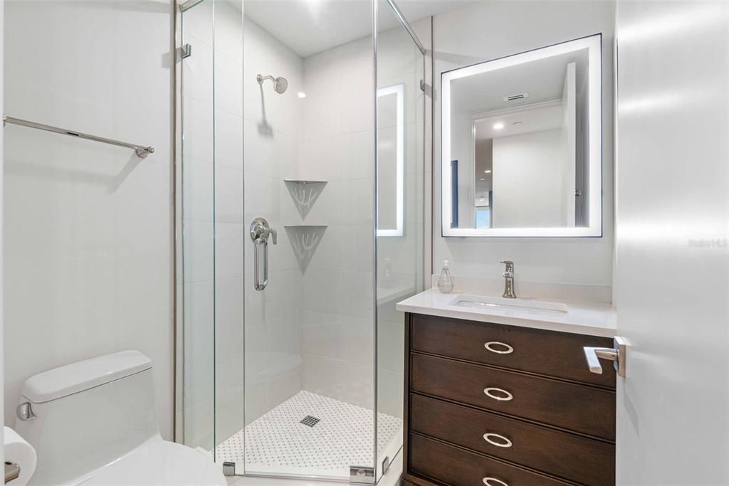 Под контрактом: $1,998,000 (3 спален, 3 ванн, 2550 Квадратных фут)