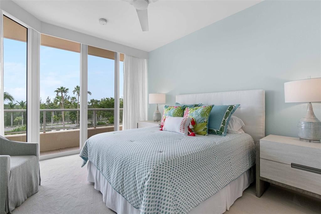 Под контрактом: $1,998,000 (3 спален, 3 ванн, 2550 Квадратных фут)