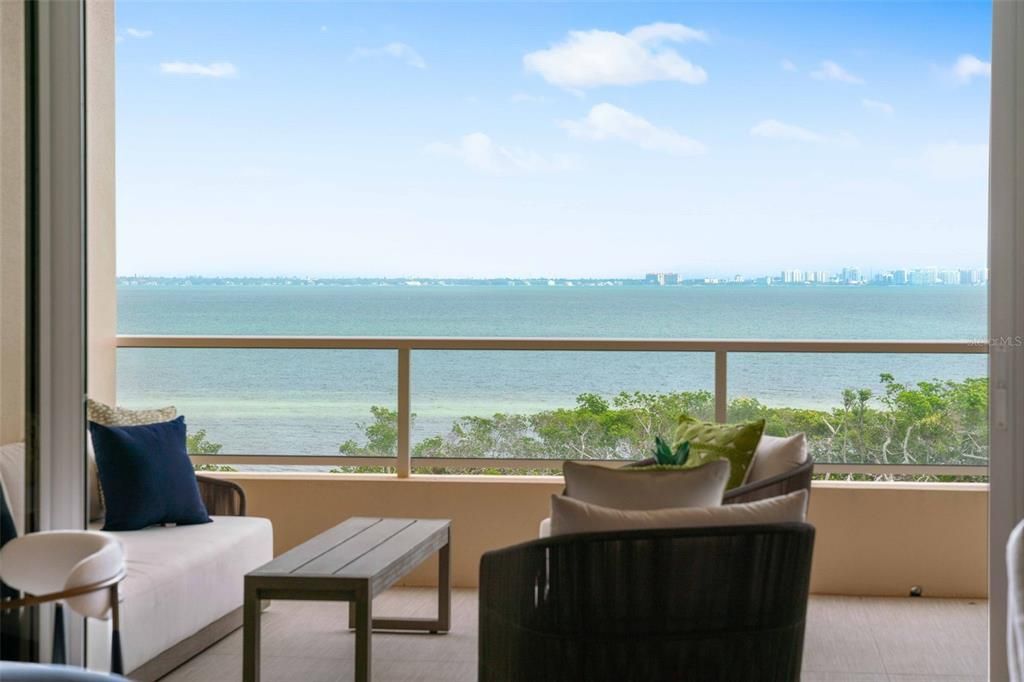 Под контрактом: $1,998,000 (3 спален, 3 ванн, 2550 Квадратных фут)