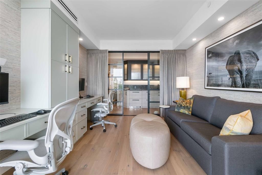 Под контрактом: $1,998,000 (3 спален, 3 ванн, 2550 Квадратных фут)