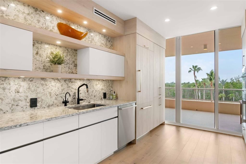 Под контрактом: $1,998,000 (3 спален, 3 ванн, 2550 Квадратных фут)