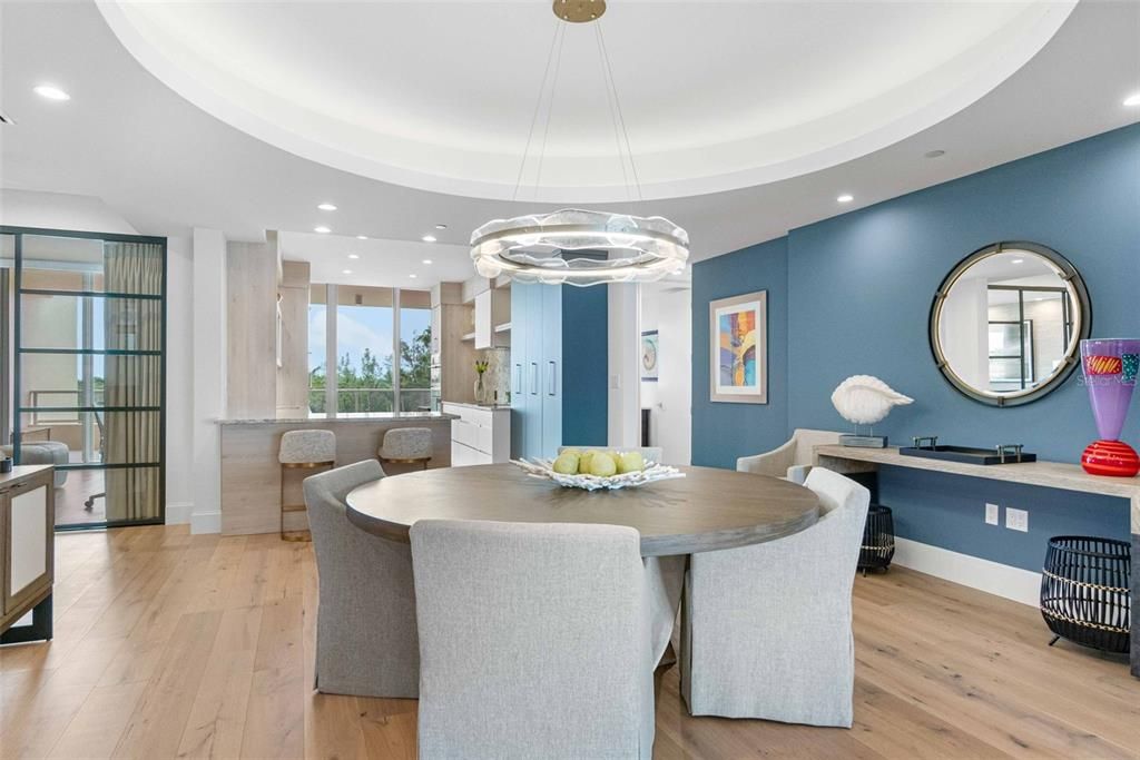 Под контрактом: $1,998,000 (3 спален, 3 ванн, 2550 Квадратных фут)