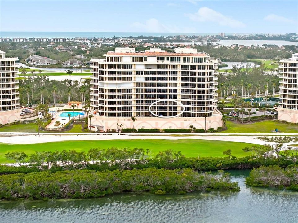 Под контрактом: $1,998,000 (3 спален, 3 ванн, 2550 Квадратных фут)