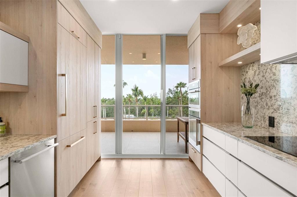 Под контрактом: $1,998,000 (3 спален, 3 ванн, 2550 Квадратных фут)