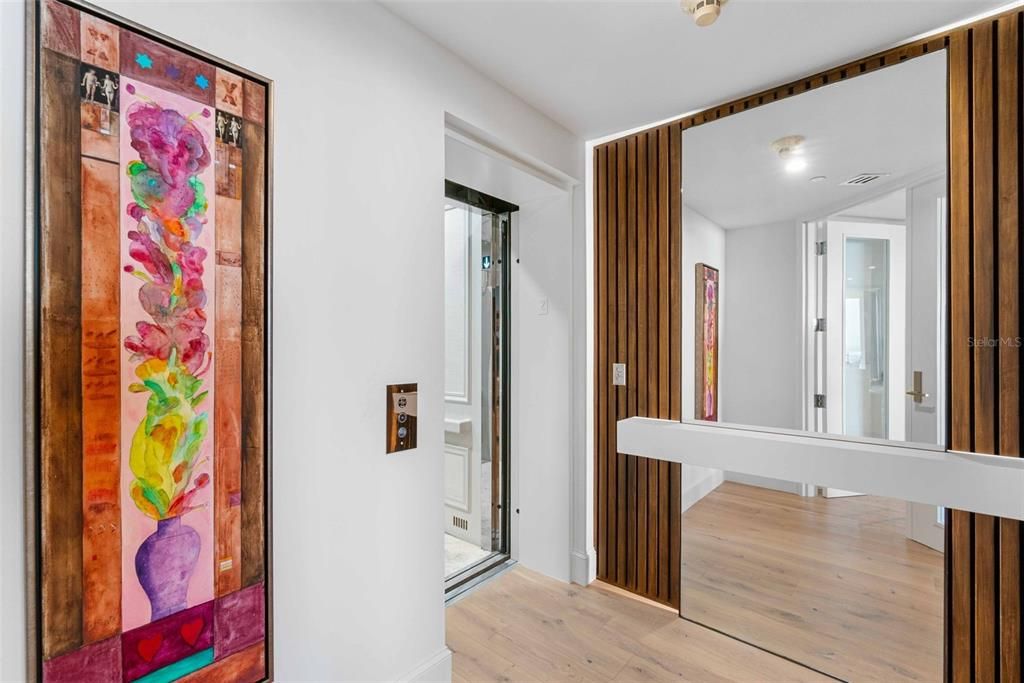 Под контрактом: $1,998,000 (3 спален, 3 ванн, 2550 Квадратных фут)