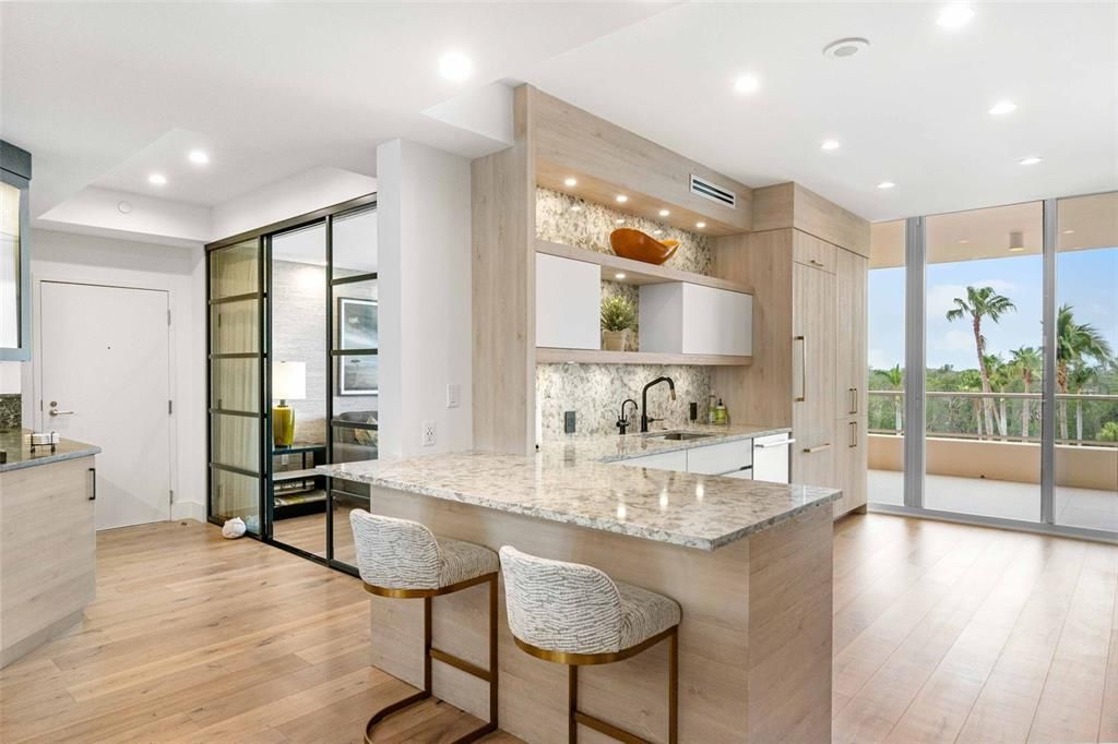 Под контрактом: $1,998,000 (3 спален, 3 ванн, 2550 Квадратных фут)