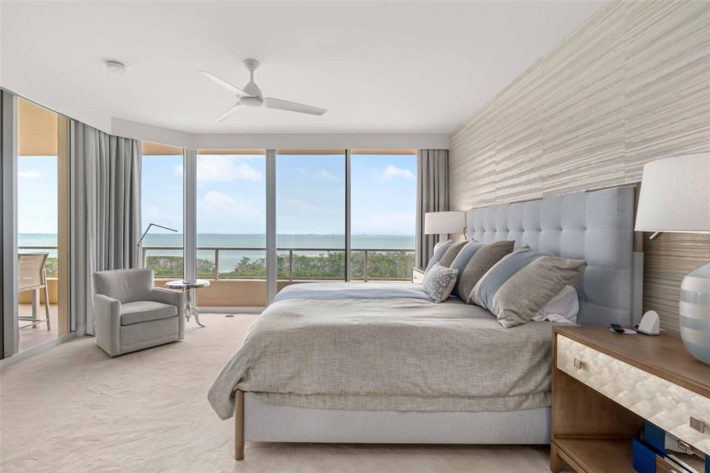 Под контрактом: $1,998,000 (3 спален, 3 ванн, 2550 Квадратных фут)