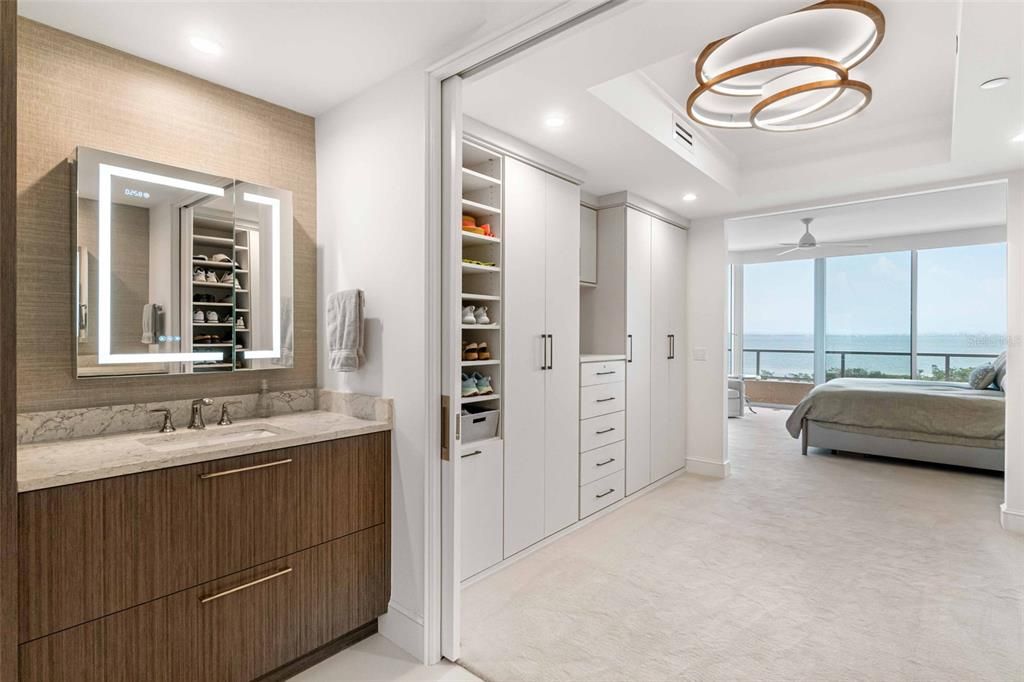 Под контрактом: $1,998,000 (3 спален, 3 ванн, 2550 Квадратных фут)