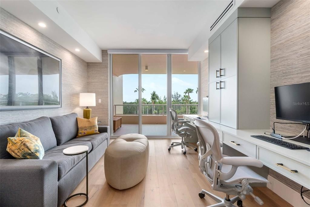 Под контрактом: $1,998,000 (3 спален, 3 ванн, 2550 Квадратных фут)