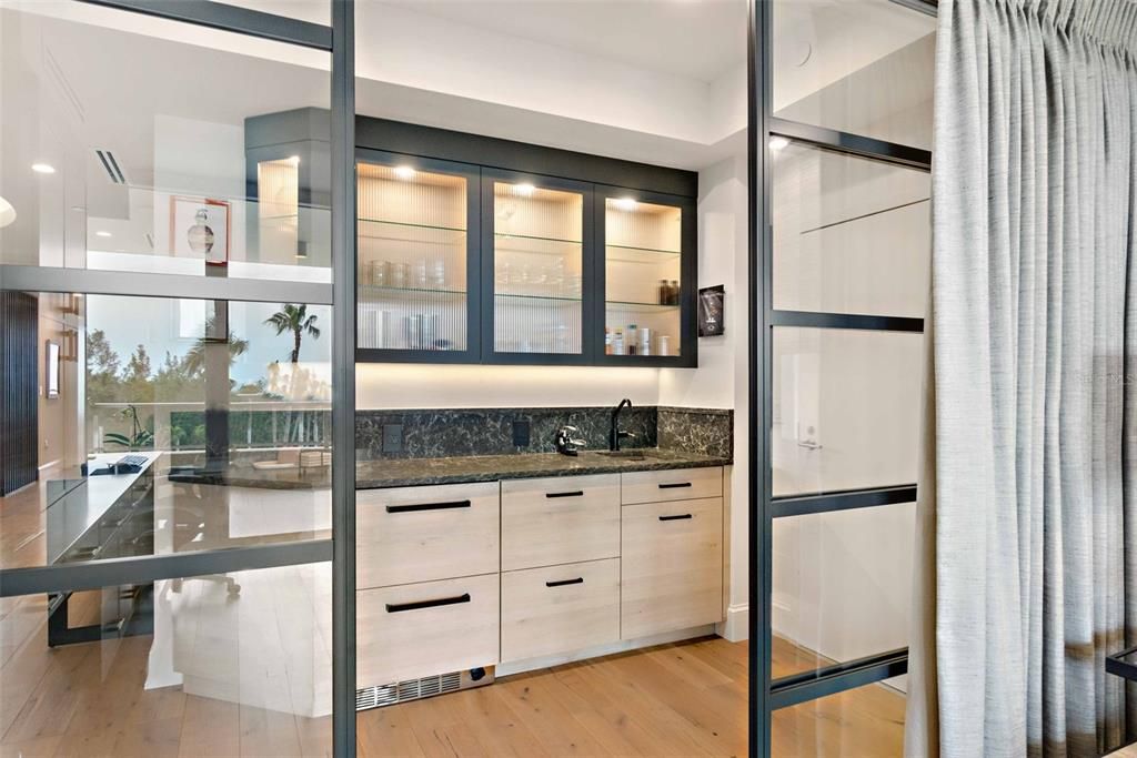 Под контрактом: $1,998,000 (3 спален, 3 ванн, 2550 Квадратных фут)