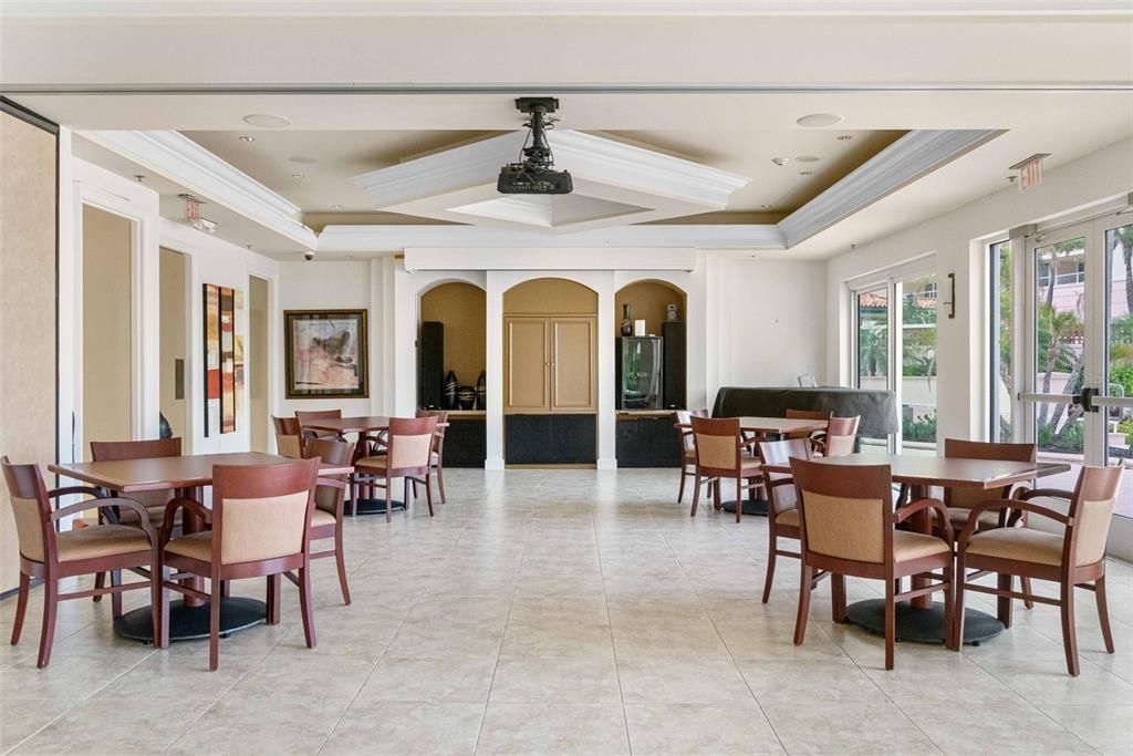 Под контрактом: $1,998,000 (3 спален, 3 ванн, 2550 Квадратных фут)