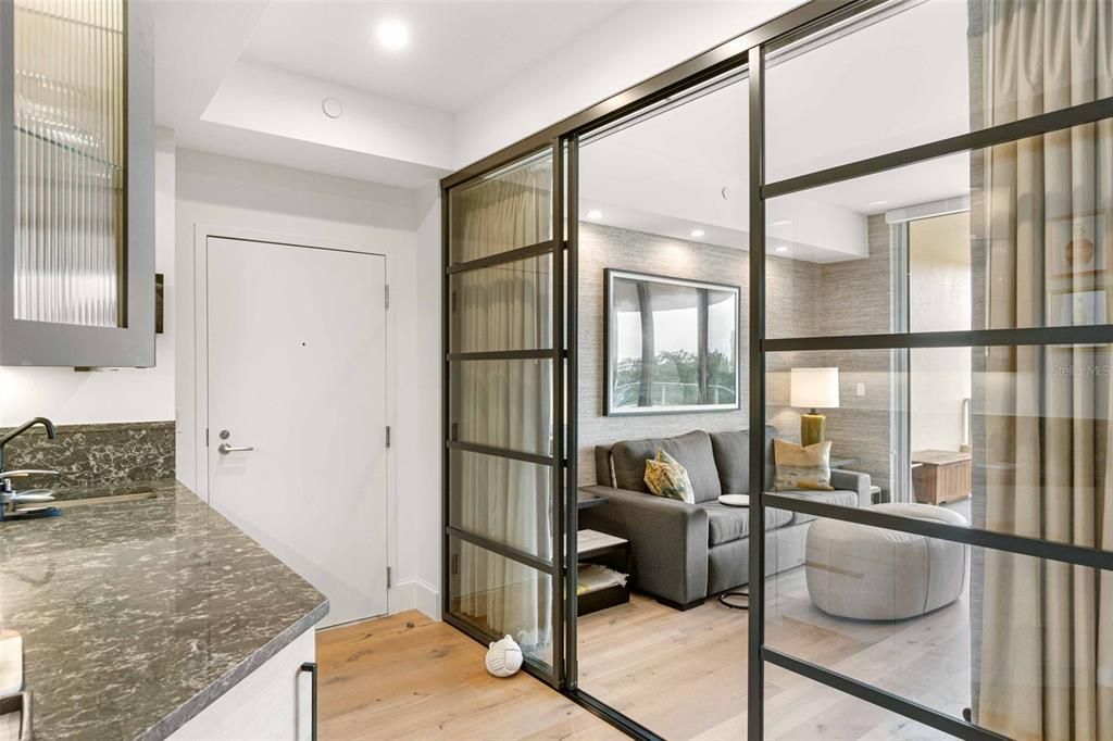 Под контрактом: $1,998,000 (3 спален, 3 ванн, 2550 Квадратных фут)