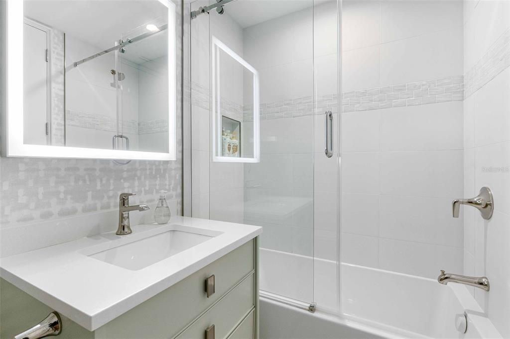 Под контрактом: $1,998,000 (3 спален, 3 ванн, 2550 Квадратных фут)