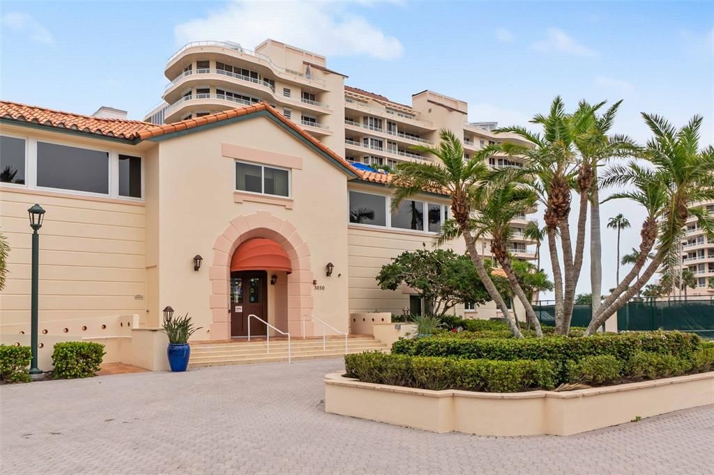 Под контрактом: $1,998,000 (3 спален, 3 ванн, 2550 Квадратных фут)