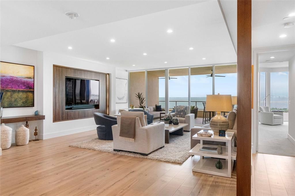 Под контрактом: $1,998,000 (3 спален, 3 ванн, 2550 Квадратных фут)