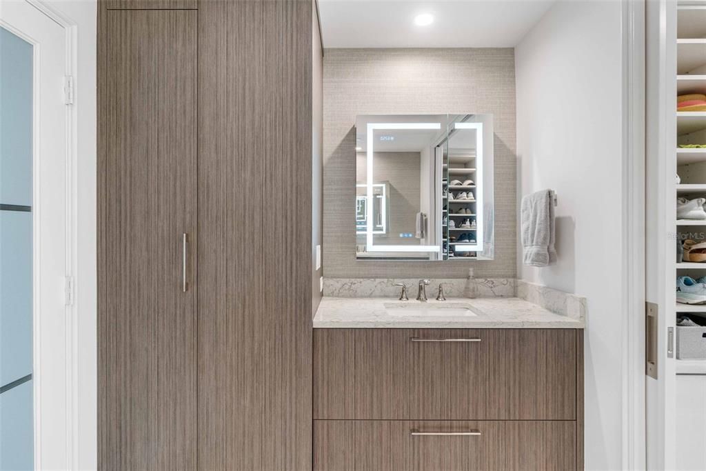 Под контрактом: $1,998,000 (3 спален, 3 ванн, 2550 Квадратных фут)