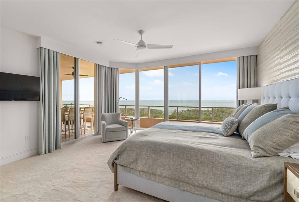 Под контрактом: $1,998,000 (3 спален, 3 ванн, 2550 Квадратных фут)