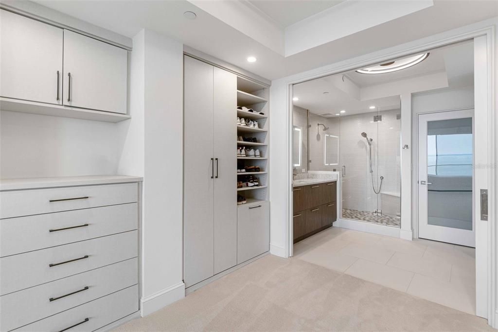 Под контрактом: $1,998,000 (3 спален, 3 ванн, 2550 Квадратных фут)