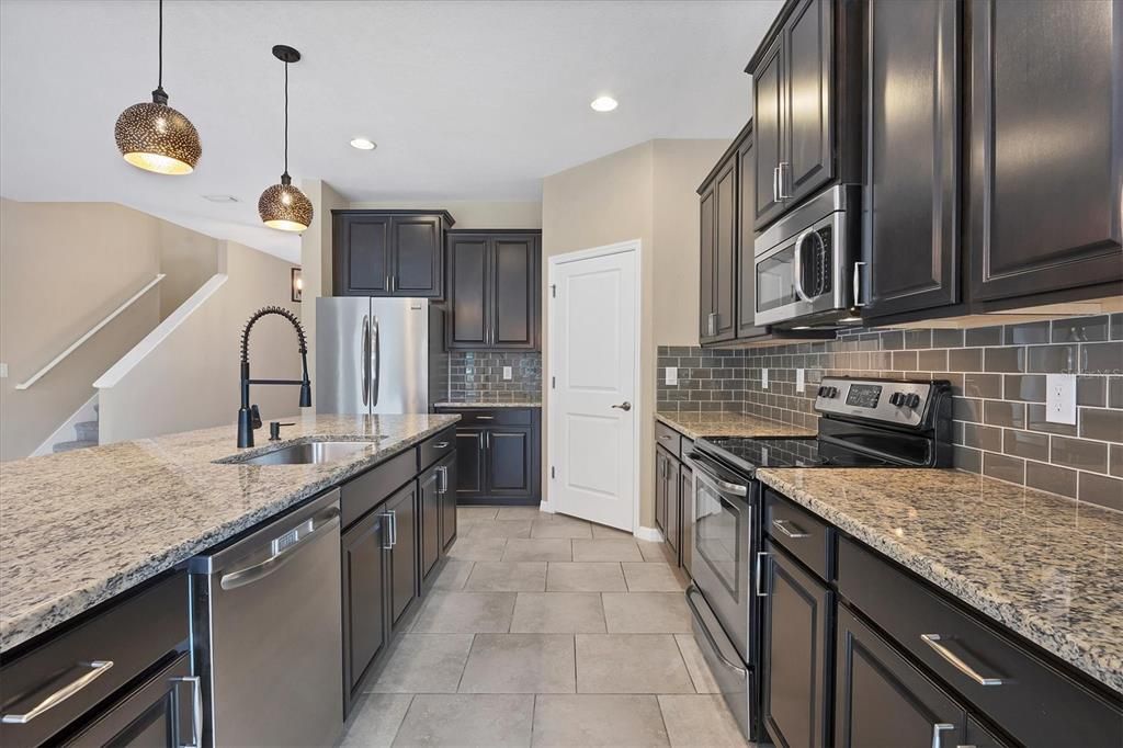 合同活跃: $595,000 (3 贝兹, 2 浴室, 2623 平方英尺)