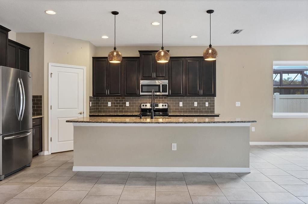 合同活跃: $595,000 (3 贝兹, 2 浴室, 2623 平方英尺)