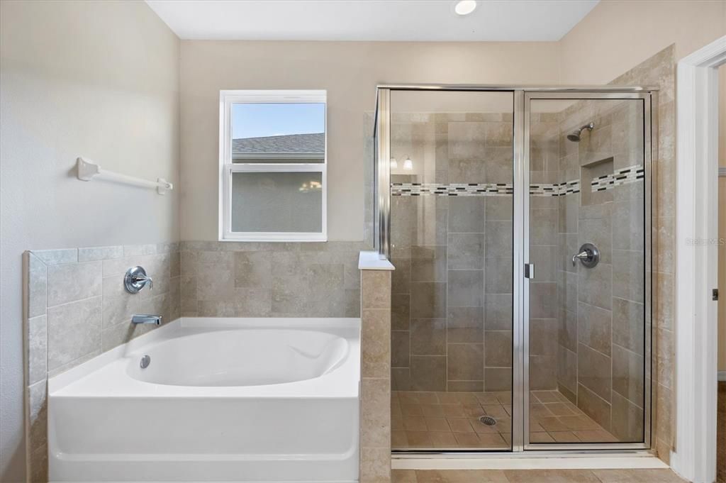 合同活跃: $595,000 (3 贝兹, 2 浴室, 2623 平方英尺)