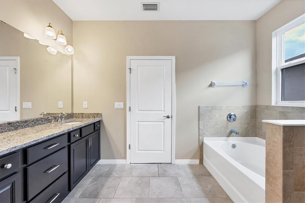 合同活跃: $595,000 (3 贝兹, 2 浴室, 2623 平方英尺)