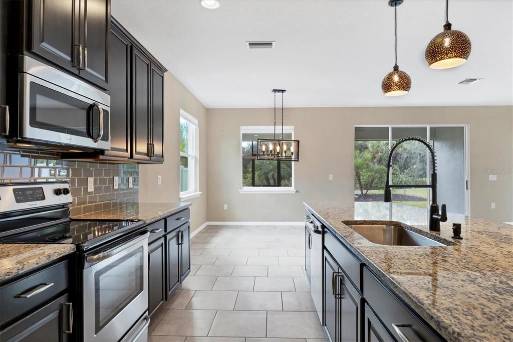 合同活跃: $595,000 (3 贝兹, 2 浴室, 2623 平方英尺)