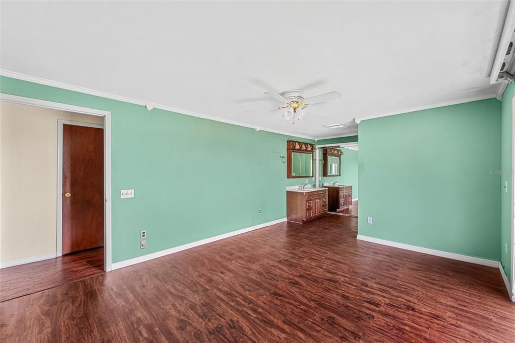 Activo con contrato: $448,900 (4 camas, 3 baños, 1680 Pies cuadrados)