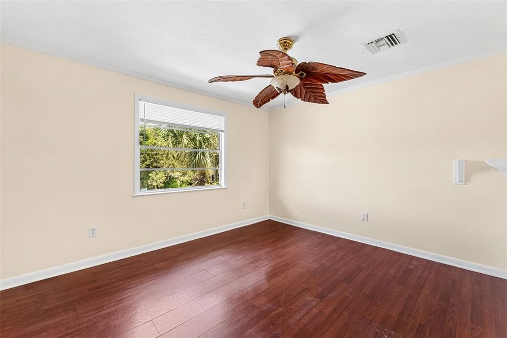 Activo con contrato: $448,900 (4 camas, 3 baños, 1680 Pies cuadrados)