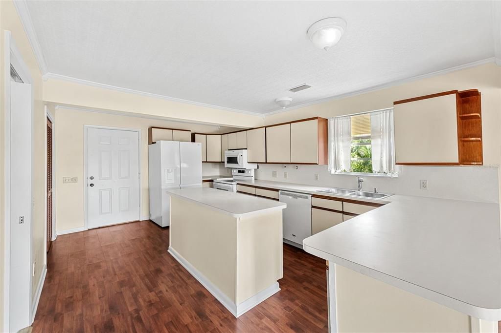 Activo con contrato: $448,900 (4 camas, 3 baños, 1680 Pies cuadrados)