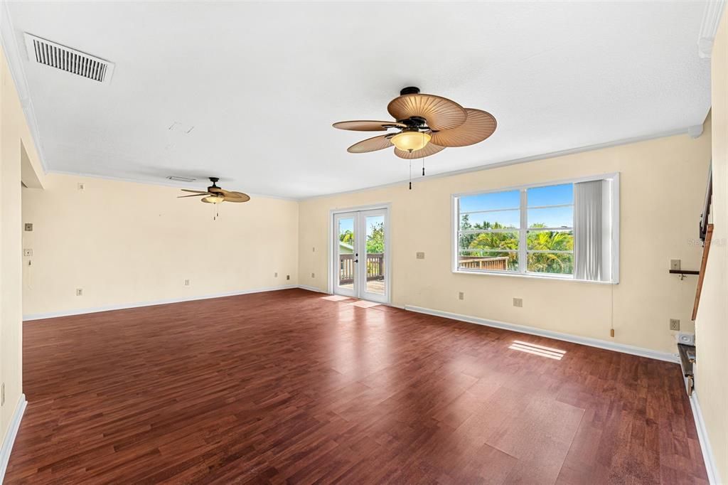 Activo con contrato: $448,900 (4 camas, 3 baños, 1680 Pies cuadrados)