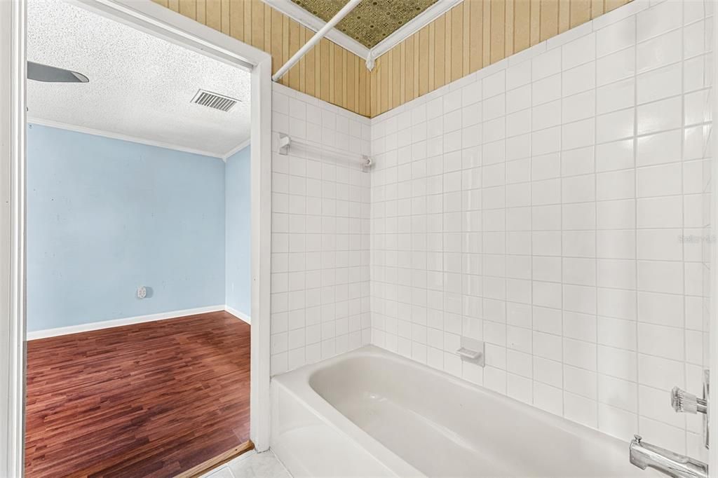 Activo con contrato: $448,900 (4 camas, 3 baños, 1680 Pies cuadrados)