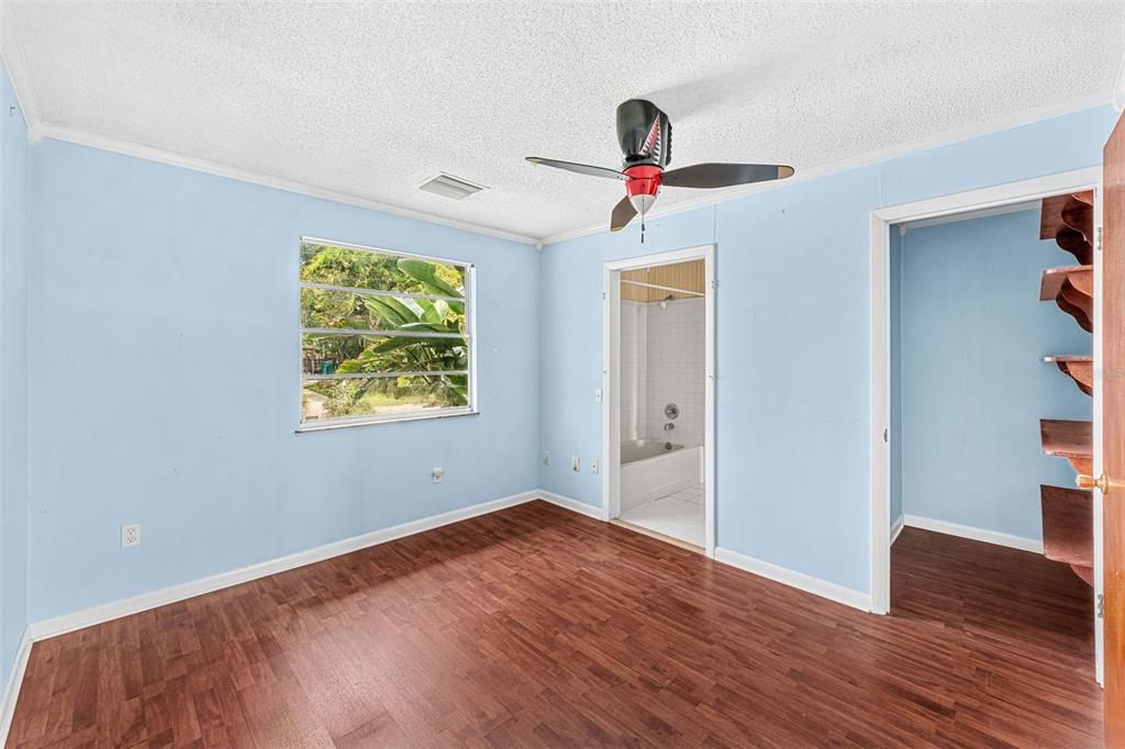 Activo con contrato: $448,900 (4 camas, 3 baños, 1680 Pies cuadrados)