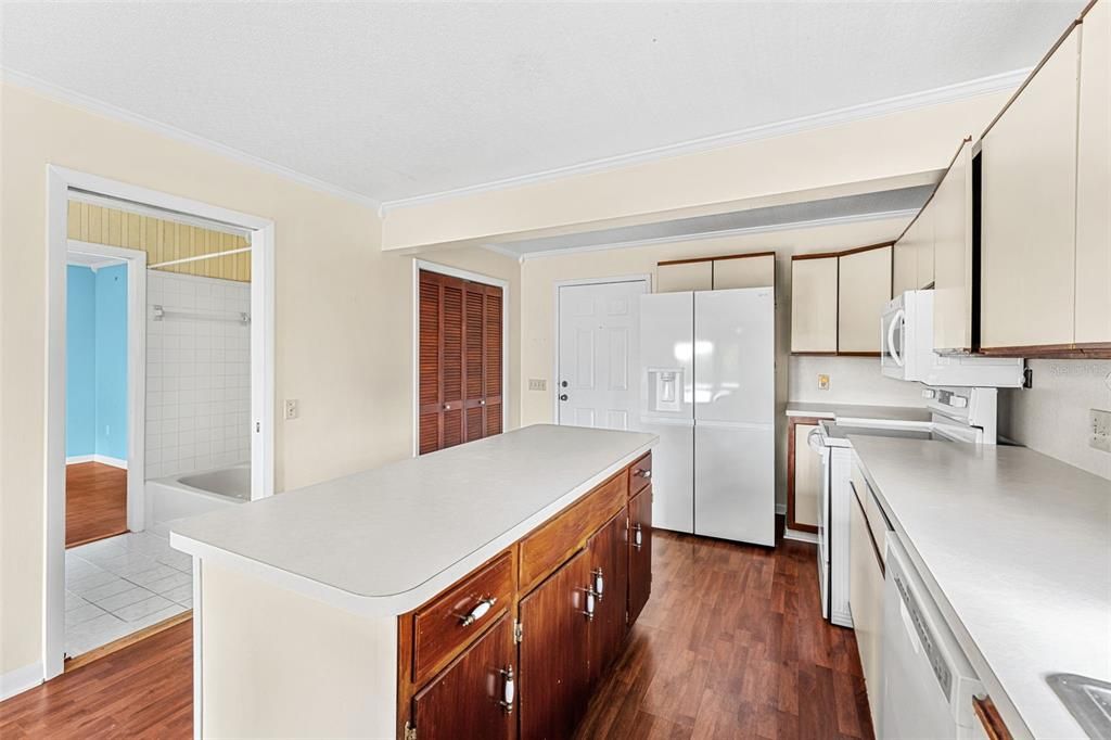 Activo con contrato: $448,900 (4 camas, 3 baños, 1680 Pies cuadrados)