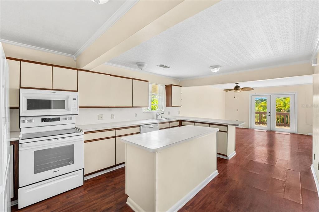 Activo con contrato: $448,900 (4 camas, 3 baños, 1680 Pies cuadrados)