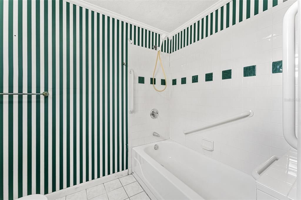 Activo con contrato: $448,900 (4 camas, 3 baños, 1680 Pies cuadrados)