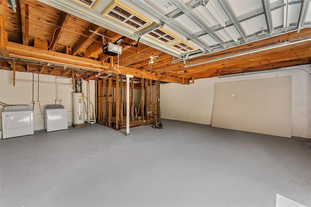 Activo con contrato: $448,900 (4 camas, 3 baños, 1680 Pies cuadrados)