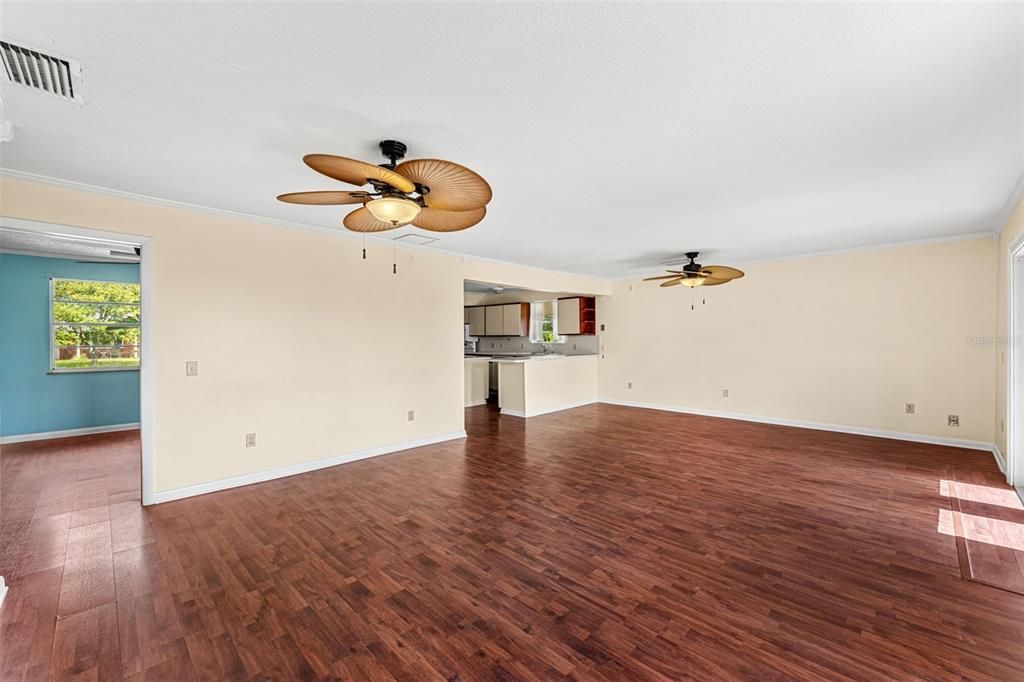 Activo con contrato: $448,900 (4 camas, 3 baños, 1680 Pies cuadrados)