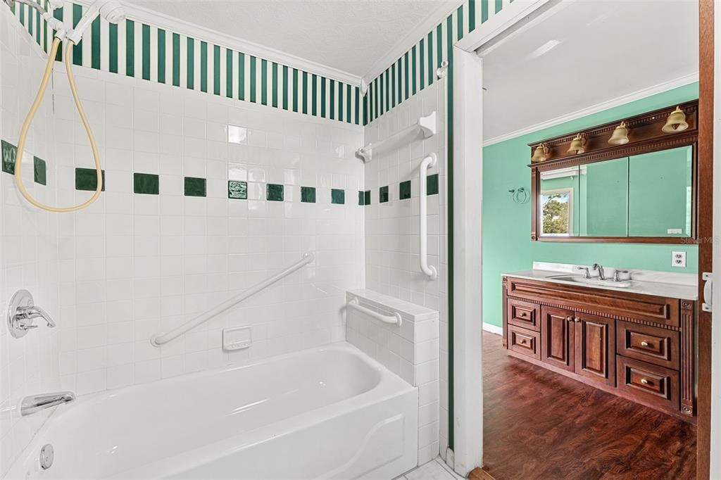 Activo con contrato: $448,900 (4 camas, 3 baños, 1680 Pies cuadrados)