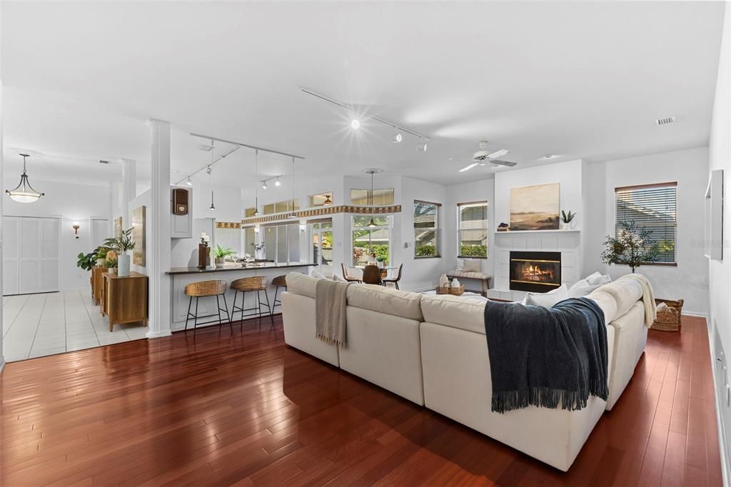 Active With Contract: $800,000 (4 beds, 3 baths, 3648 Square Feet)