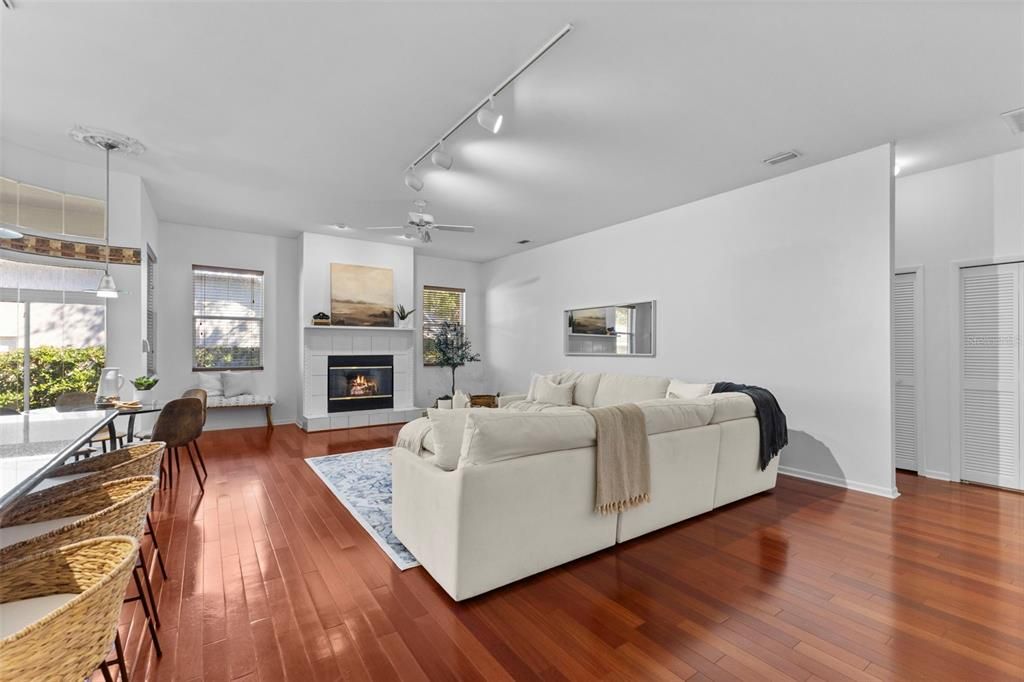 Active With Contract: $800,000 (4 beds, 3 baths, 3648 Square Feet)