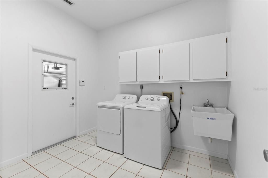 Active With Contract: $800,000 (4 beds, 3 baths, 3648 Square Feet)