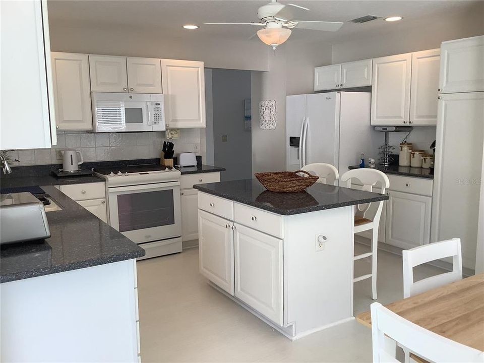 出租: $4,000 (3 贝兹, 2 浴室, 1907 平方英尺)