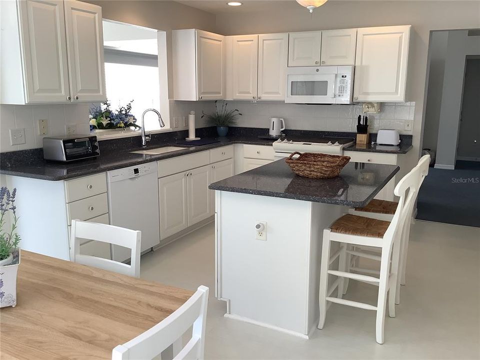 出租: $4,000 (3 贝兹, 2 浴室, 1907 平方英尺)