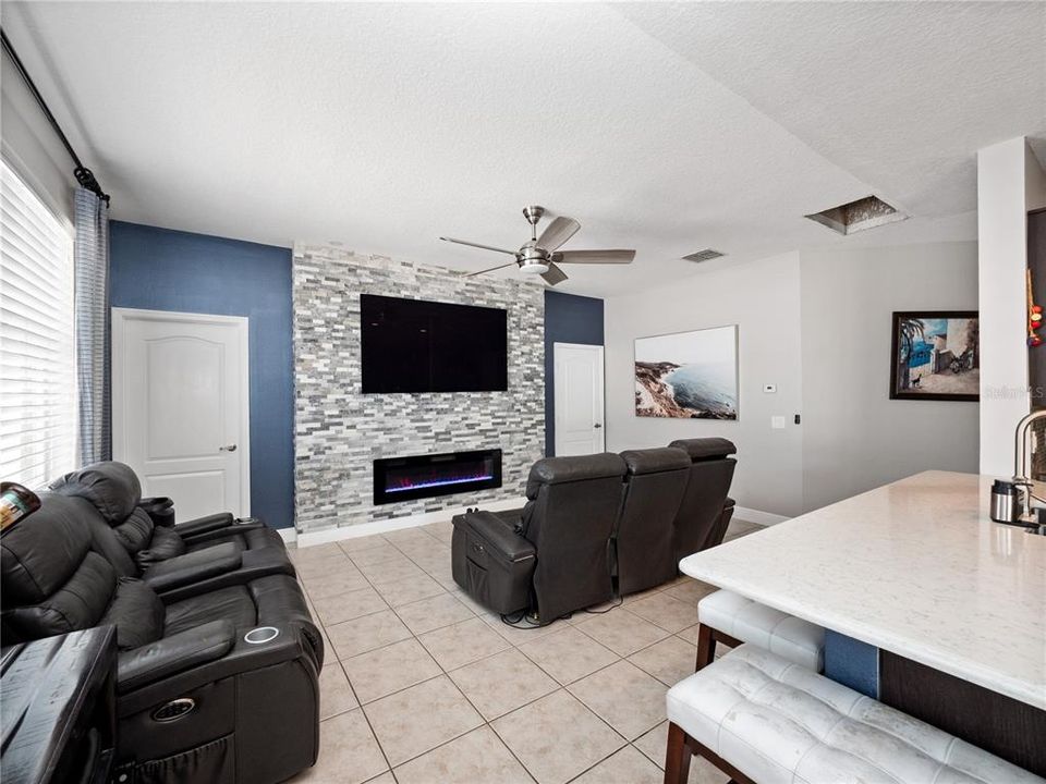 For Sale: $454,000 (5 beds, 3 baths, 2800 Square Feet)