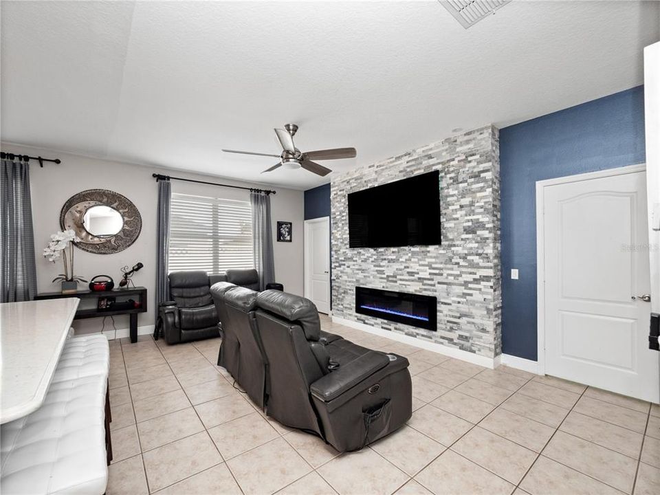 For Sale: $454,000 (5 beds, 3 baths, 2800 Square Feet)