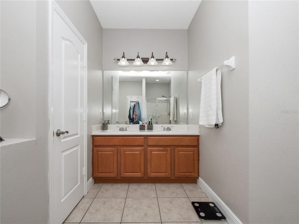 For Sale: $454,000 (5 beds, 3 baths, 2800 Square Feet)