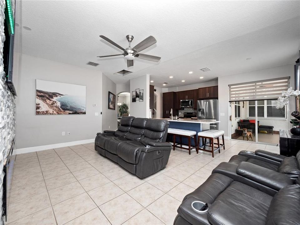 For Sale: $454,000 (5 beds, 3 baths, 2800 Square Feet)